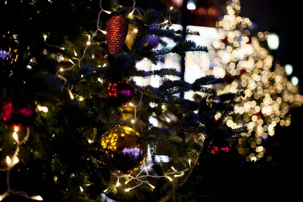 Lumières sur l'arbre de Noël avec des lumières multicolores la nuit — Photo