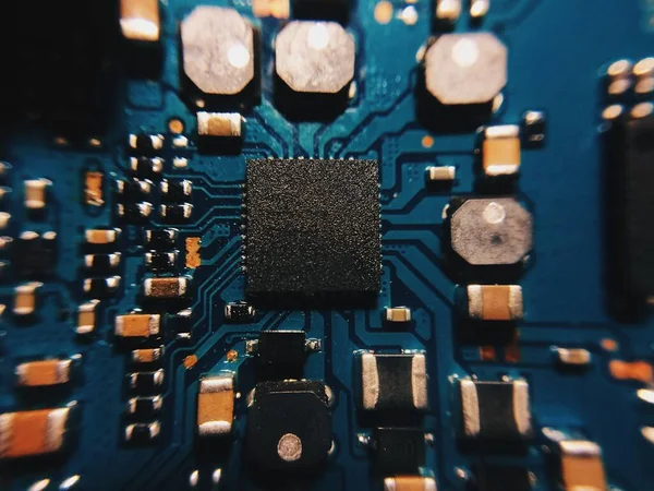 Placa de circuito eletrônico com processador, de perto. — Fotografia de Stock