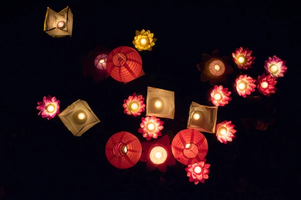 Lanternas de papel flutuantes na água à noite — Fotografia de Stock
