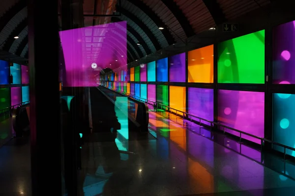 Giden yolcuların siluetleri kalkış, transp