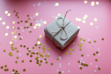 Hünerli hediye kutusu. Yıldızlar ve yıldızlarla çevrili kurdele yayı. 