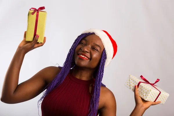 Krásná afro americká dívka v šatech a Santa klobouk je chycení — Stock fotografie