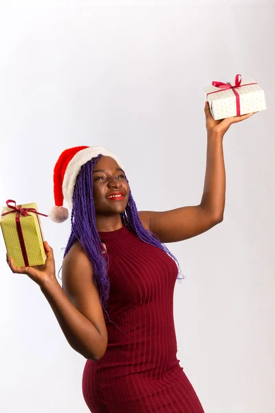 Krásná afro americká dívka v šatech a Santa klobouk drží p — Stock fotografie