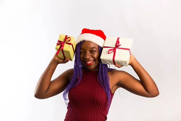 Šťastná africká Santa žena se usmívá a drží dárkové krabice pro Ch — Stock fotografie