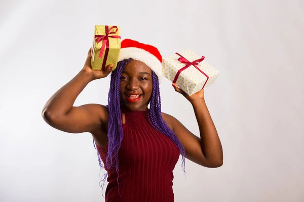 Krásná afro americká dívka v šatech a Santa klobouk je danci f — Stock fotografie