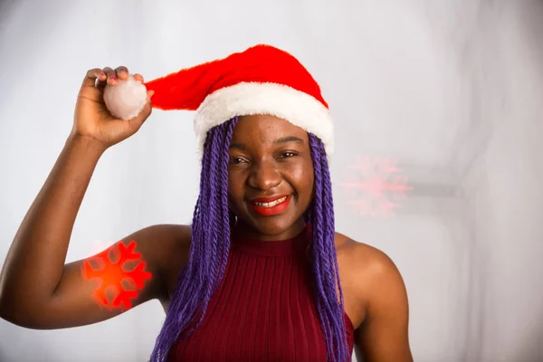 Krásná afro americká dívka v šatech a Santa klobouk je danci f — Stock fotografie