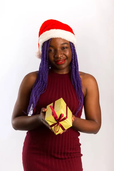 Šťastná africká Santa žena se usmívá a drží dárkové krabice pro Ch — Stock fotografie