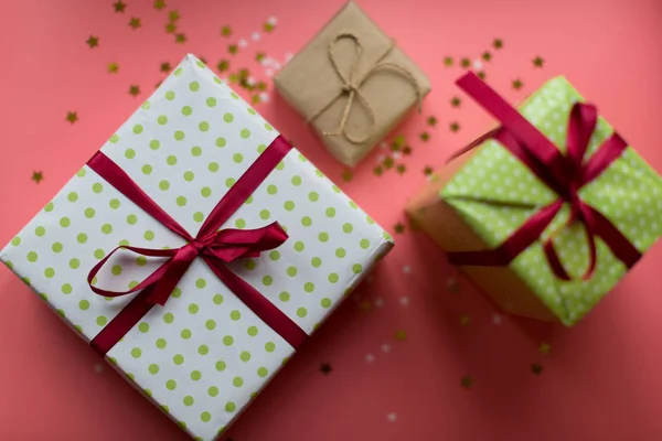 Kleurrijke getextureerde geschenkdozen met lint strikken omgeven door ster — Stockfoto