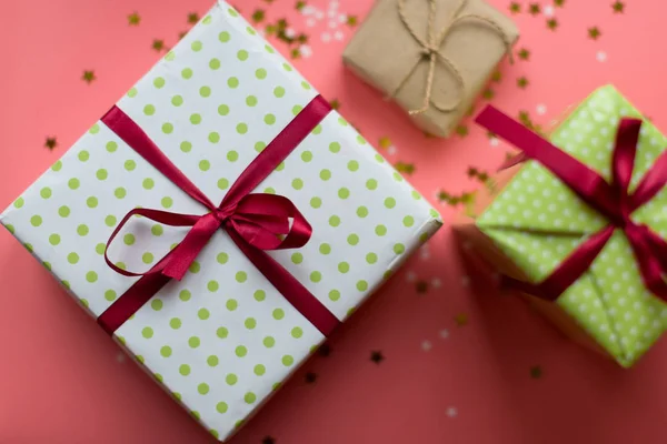 Coloridas cajas de regalo texturizadas con lazos de cinta rodeadas de estrellas — Foto de Stock