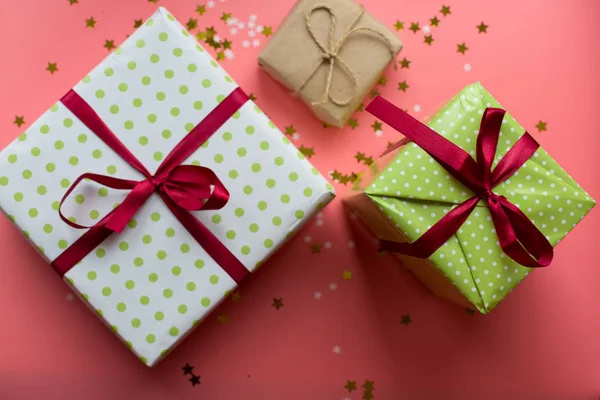 Coloridas cajas de regalo texturizadas con lazos de cinta rodeadas de estrellas — Foto de Stock