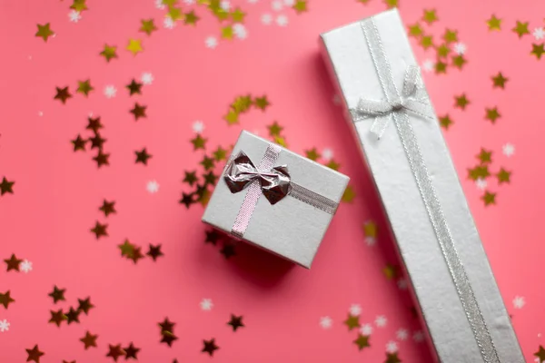 Λευκό υφή κουτιά δώρων με κορδέλα φιόγκους που περιβάλλεται από αστέρια α — Φωτογραφία Αρχείου