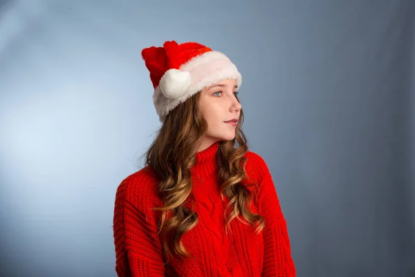 Retrato de mulher bonita alegre em chapéu de Papai Noel vermelho rindo — Fotografia de Stock