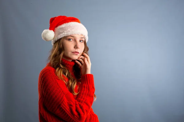 Retrato de mujer bonita alegre en rojo sombrero de Santa Claus riendo —  Fotos de Stock