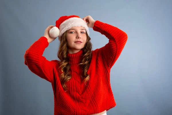 Retrato de mujer bonita alegre en rojo sombrero de Santa Claus riendo —  Fotos de Stock