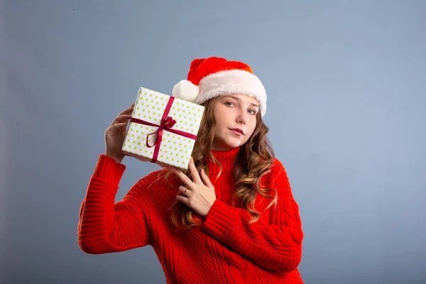 Szczęśliwy biały Santa kobieta jest uśmiechnięta i trzyma pudełko na prezenty dla — Zdjęcie stockowe