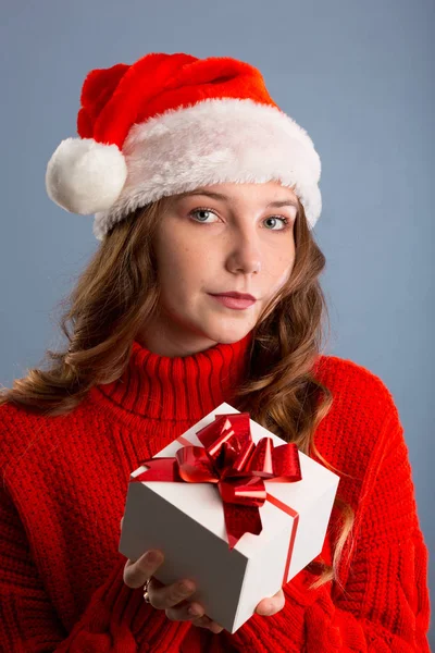 Beleza modelo de moda de Natal menina segurando caixa de presente de Natal. Beaut... — Fotografia de Stock