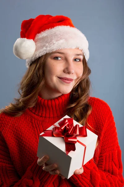 Vista de cerca de las manos están dando una hermosa caja de regalo para usted, f —  Fotos de Stock