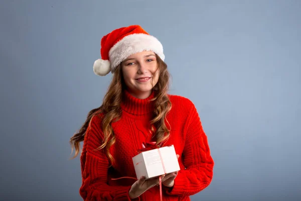 Beleza modelo de moda de Natal menina segurando caixa de presente de Natal. Beaut... — Fotografia de Stock