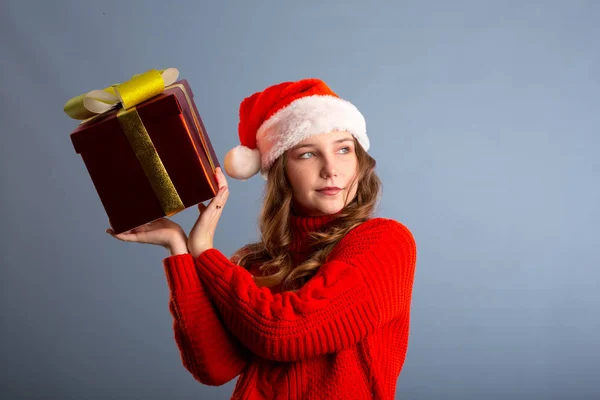 Beauté Noël mannequin fille tenant boîte cadeau de Noël. Beau. — Photo