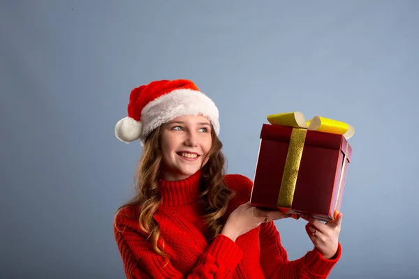 Beleza modelo de moda de Natal menina segurando caixa de presente de Natal. Beaut... — Fotografia de Stock