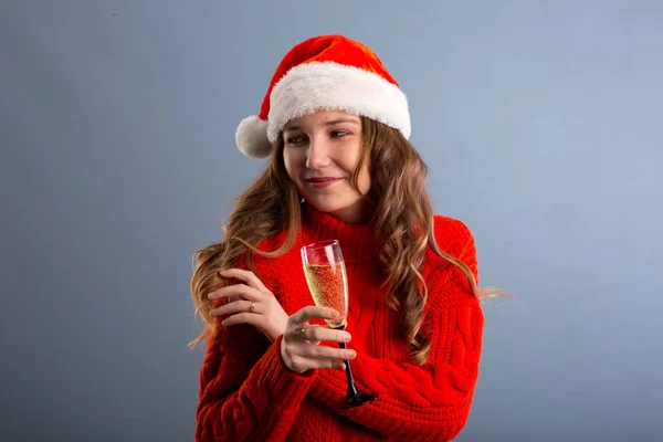 Menina bonita com copo de champanhe comemorando. Retrato de — Fotografia de Stock