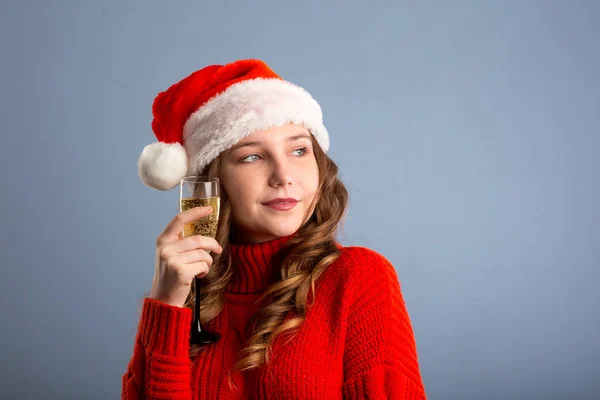 Sexy femme heureuse avec champagne isolé sur fond gris — Photo