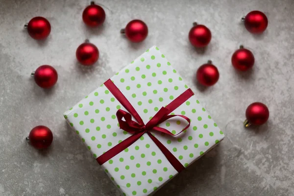 Décorations de Noël sur fond gris. Un bo blanc et vert — Photo