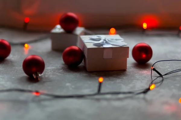 Décorations de Noël sur fond gris. Un blanc avec un arc i — Photo