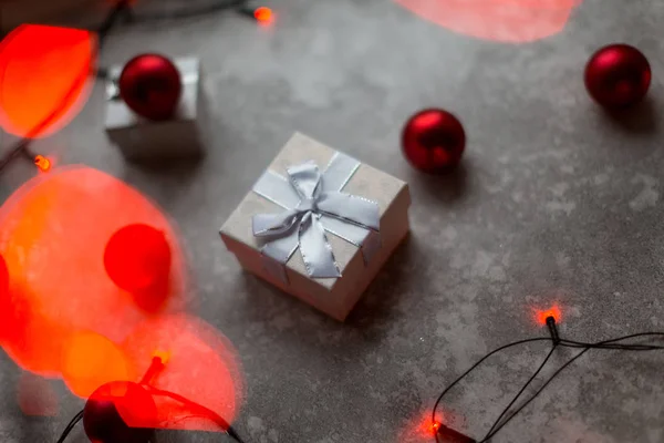 Décorations de Noël sur fond gris. Un blanc avec un arc i — Photo