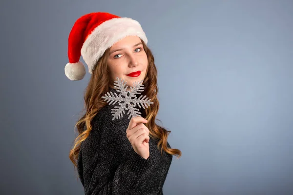 Hiver, personnes, concept de bonheur - femme dans le chapeau de Noël i — Photo