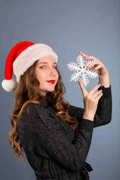 Zima, ludzie, koncepcja szczęścia - kobieta w kapeluszu Bożego Narodzenia i — Zdjęcie stockowe