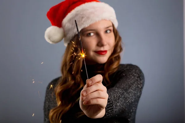 Menina alegre atraente com cabelo encaracolado no sorriso chapéu de Natal — Fotografia de Stock