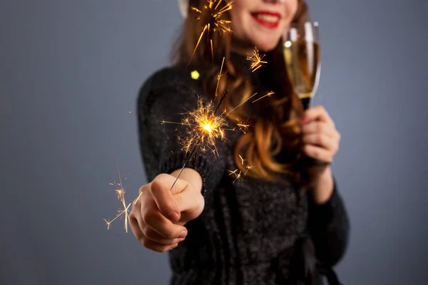 Çekici, neşeli, kıvırcık saçlı, Noel şapkalı, gülümseyen kız.