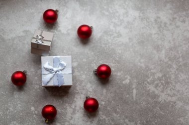 Beyaz kurdeleli beyaz hediye kutusu ve kaliteli Noel topları. 
