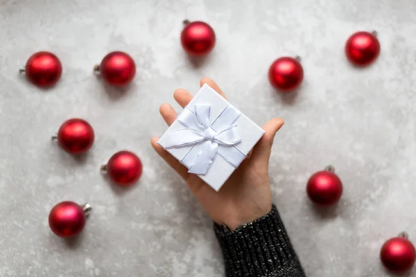 La mano de la mujer sostiene una caja de regalo con textura artesanal con cinta bo —  Fotos de Stock