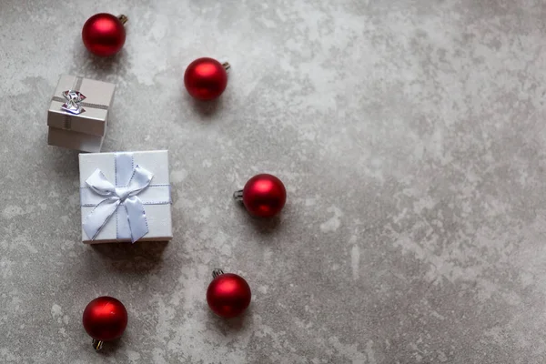 Coffret cadeau blanc avec nœud ruban blanc et boules de Noël vineuses — Photo