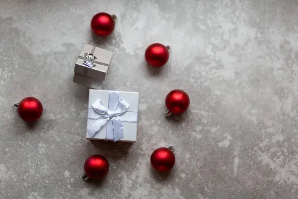 Coffret cadeau blanc avec nœud ruban blanc et boules de Noël vineuses — Photo