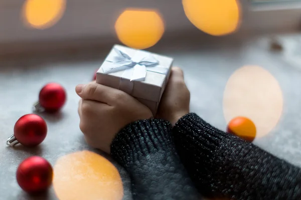 Les mains de la femme tiennent une boîte-cadeau texturée artisanale avec ruban — Photo