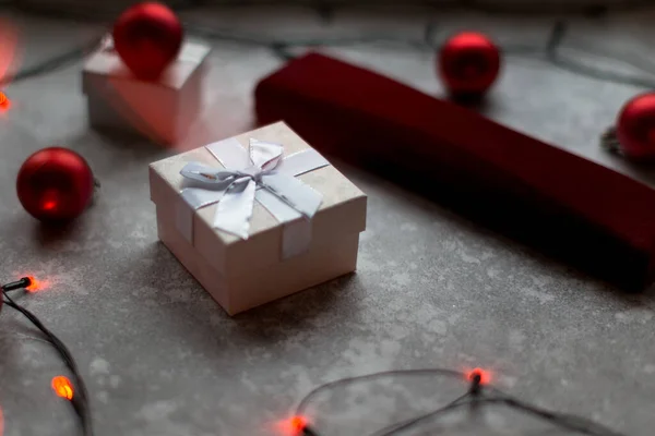 Les boules de Noël et les boîtes-cadeaux vineuses blanches forment la décoration — Photo