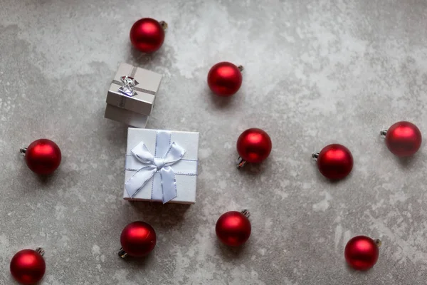 Caja de regalo blanca con lazo de cinta blanca y bolas de Navidad vinosas —  Fotos de Stock