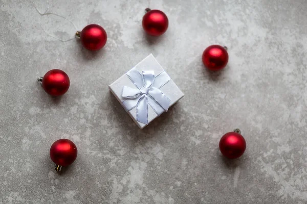 Coffret cadeau blanc avec nœud ruban blanc et boules de Noël vineuses — Photo