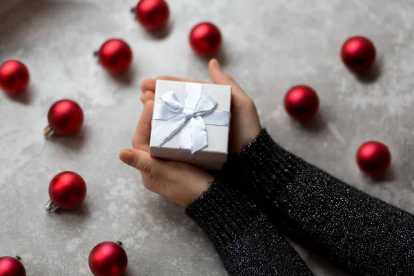 Les mains de la femme tiennent une boîte-cadeau texturée artisanale avec ruban — Photo