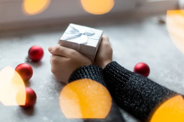 Les mains de la femme tiennent une boîte-cadeau texturée artisanale avec ruban — Photo