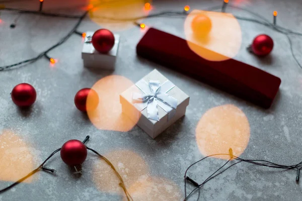 Les boules de Noël et les boîtes-cadeaux vineuses blanches forment la décoration — Photo