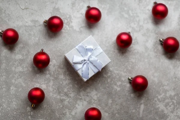 Coffret cadeau blanc avec nœud ruban blanc et boules de Noël vineuses — Photo