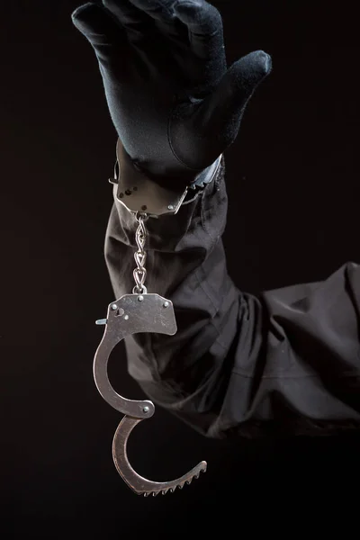 Nahaufnahme Der Hände Eines Einbrechers Schwarzen Handschuhen Mit Handschellen Auf — Stockfoto