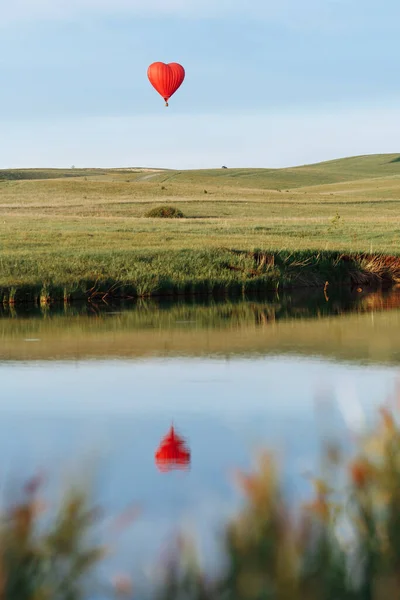 Hot Air Balloon Shape Heart Landing Sunset Lake Mirroring — Stock Photo, Image