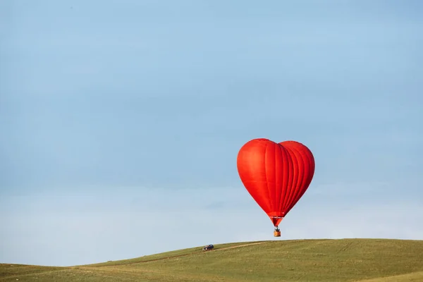Hot Air Balloon Shape Heart Landing Green Field — Stock Photo, Image