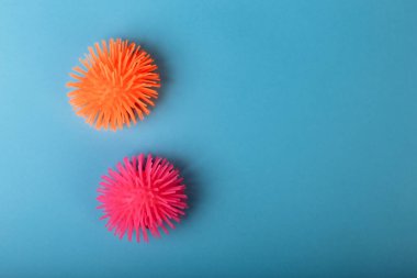 Coronavirüsler ya da turuncu ve pembe renkli diğer bulaşıcı mikroplar mavi renkte birbirine yakın otururlar. Virüslerden korunma kavramı.