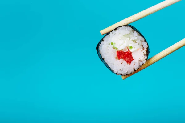 Maki Rolo Sushi Saboroso Com Pauzinhos Madeira Fundo Azul Perto — Fotografia de Stock